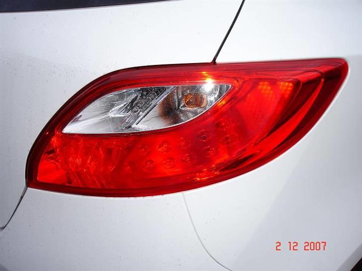 Mazda 2 Advance (SOLGT) - den lækre baglygte. billede 10