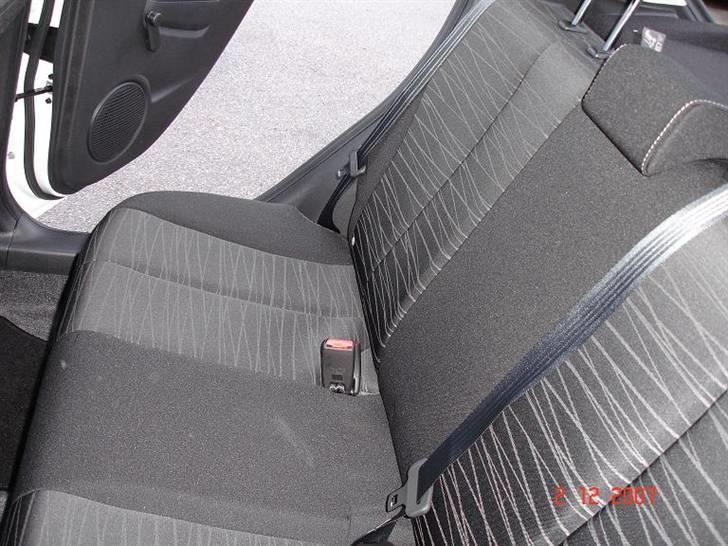 Mazda 2 Advance (SOLGT) - bagsædet igen. Kan godt lide mønsteret, ihvertfald bedre end i sport modellen billede 16