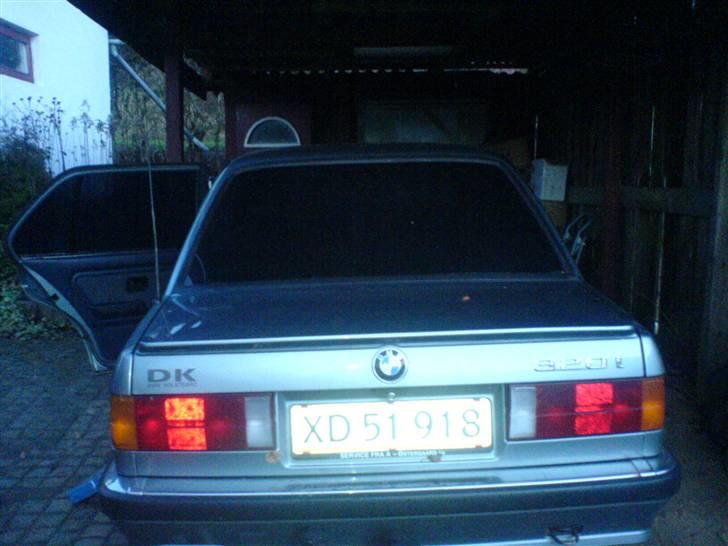 BMW E30 320i.... tøzen - lige fået trunet rudre billede 10
