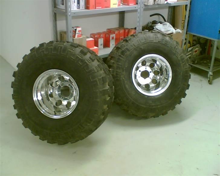 Nissan patrol gr 2,8 bortgivet - der er de nye hjul 12tommer mt fælge med 36tommer super swampers billede 16