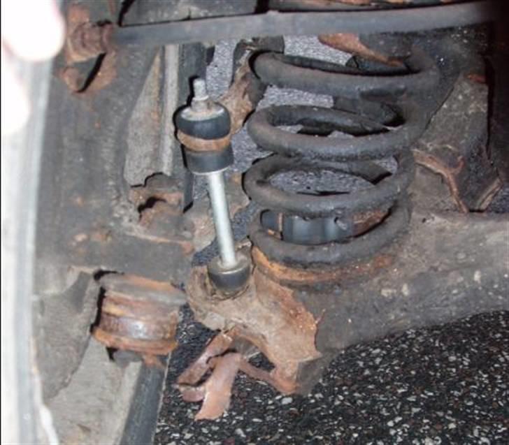 Opel Kadett C Solgt - Da jeg købte bilen var bære armen og fjedern knækket,. Der er købt nye dele til og lave det.  billede 8