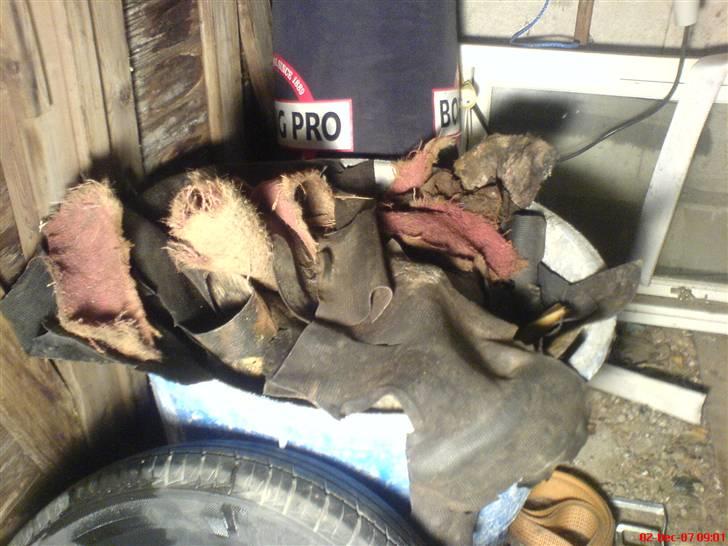 Opel Kadett C Solgt - Her ses de gamle guvl måtter og lyd dæmpning der er helt mørt og vådt. billede 12