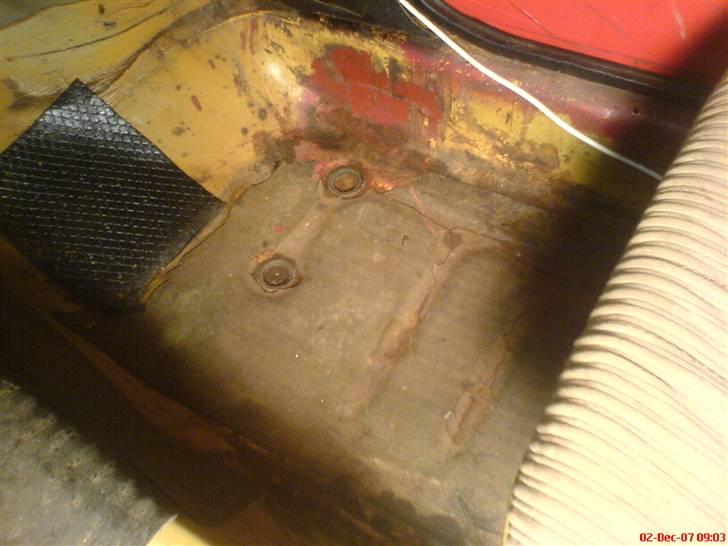 Opel Kadett C Solgt - Her er det gulvet i passager siden foran. Her er gulvet rigtigt fint. Ingen huller.  billede 16