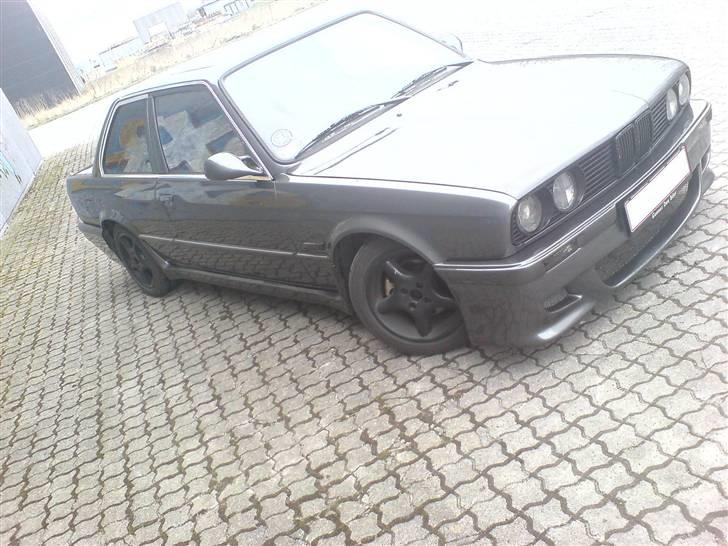 BMW E30 320i billede 1