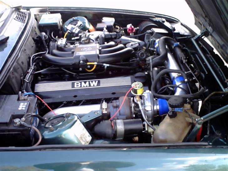 BMW 327i Turbo [Tidl. bil] - med turbo, stort set færdig skal bar køres ind og pudses ordentlig op i motorrummet :) se evt. mit fotoalbum for flere billeder billede 8