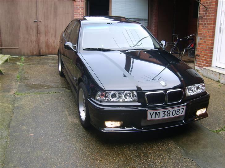 BMW 320i - // SOLGT // billede 1