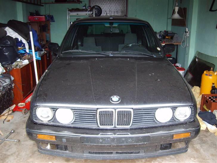 BMW E30 325I Touring - Forfra billede 2
