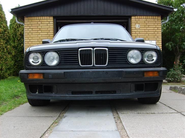 BMW E30 325I Touring - Forfra billede 4