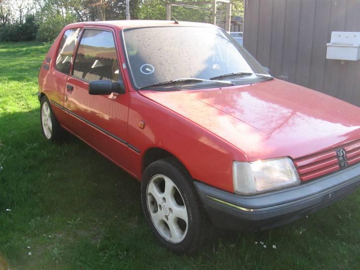 Peugeot 205 SOLGT :/ - nyvasket :D billede 1