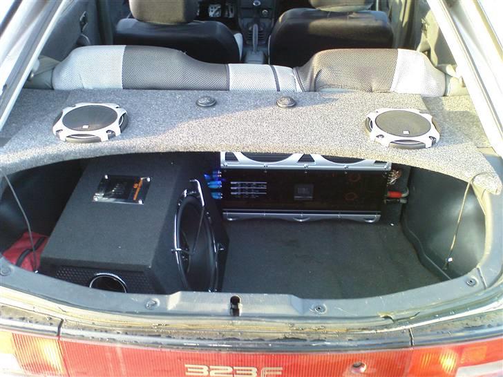 Mazda 323f - Bagage-rum er der da lidt af  billede 8