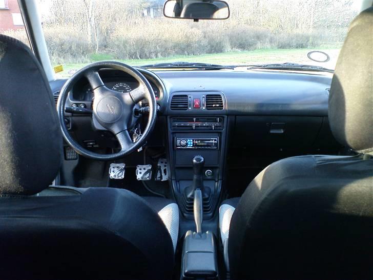 Mazda 323f - kabinen  billede 9