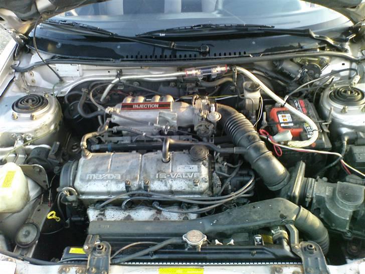 Mazda 323f - Den lille motor,  billede 10
