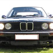 BMW E30 320i 