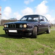 BMW E30 320i 