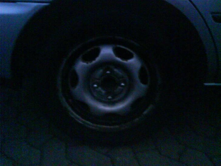 Toyota Corolla >>solgt<< - så er der de berømte vinterfægle. uden hjulkapsler.de røg ud af vi svinget billede 5