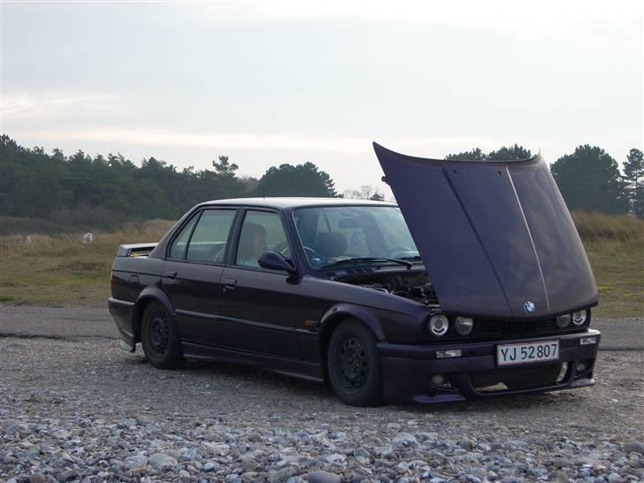 BMW 320 i E30 SOLGT - så er der kommet sno skørter på...=Så er listerne blevet malet billede 12