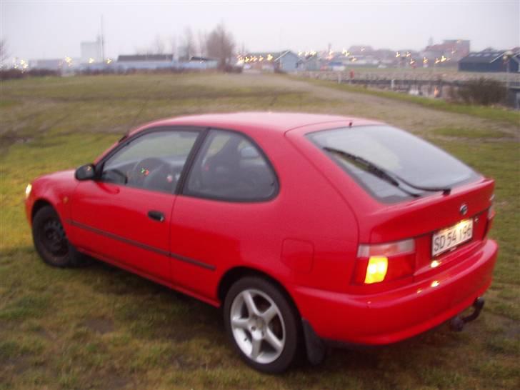 Toyota Corolla - SOLGT - er desværre punkteret på det ene forhjul og stål er mindre end alu så måtte skifte hjul i begge sider:( billede 5