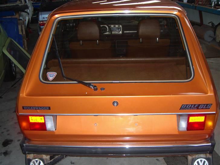 VW Golf 1 GLS *Orginalen* - Bagfra med krom kofanger, bagrude visker osv. billede 8