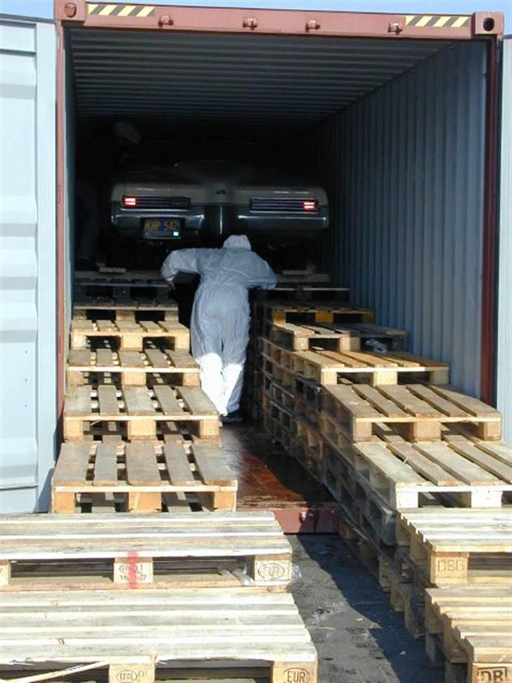 Buick Riviera - dette billede er taget den dag bilen ankom i container til Århus havn, der var sgu ikke for meget plads... billede 13