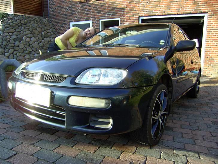Mazda 323c  - Min søde veninde Simone, har lige hjulpet med vask af Vildanden :) billede 15