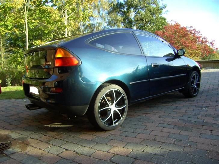 Mazda 323c  - Her kan man se, at den faktisk er grøn! billede 16