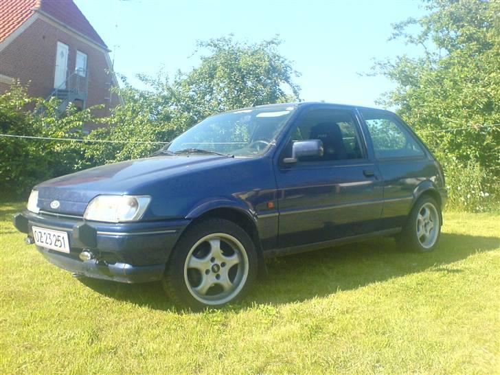 Ford fiesta 1,8 16v SLOGT - her er vidunderet så i haven.. fælgene der sidder på her, er ikke dem der sidder på nu.. billede 1