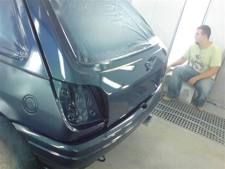 Ford fiesta 1,8 16v SLOGT - her er et af de mange billeder fra da den blev malet.. billede 2