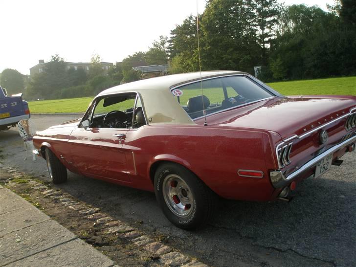 Ford Mustang  SOLGT - Syntes det Beage farvet tag falder godt sammen med den fede røde farve.. billede 18