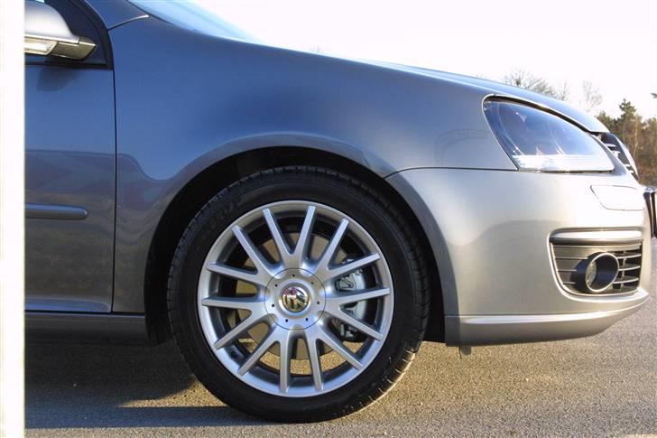 VW Golf GT Sport TDI  - Org. 17" alu med Brightstone dæk  billede 3