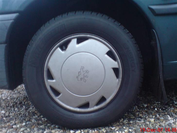 Peugeot 306 SL (Totalskadet) - Original Peugeot stål fælge med Peugeot hjulkapsler billede 9