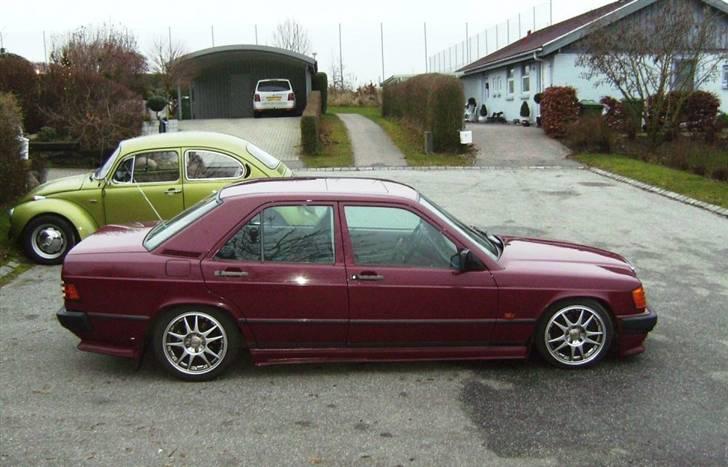 Mercedes Benz  190 D 2,5 (totalskadet) - Die Grüne i baggrunden :) For satan den skinner :P billede 5