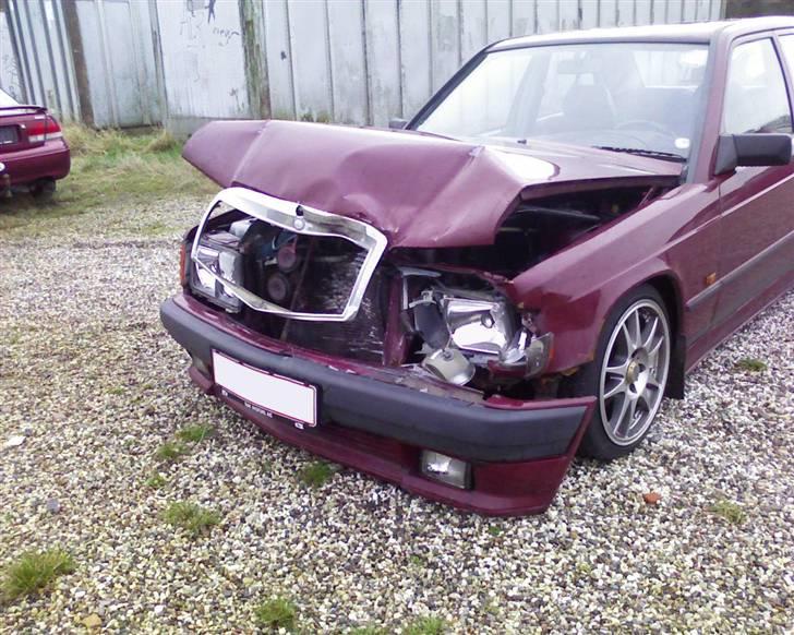 Mercedes Benz  190 D 2,5 (totalskadet) - AAVVVVV...!! Såen ser bilen ud nu :S billede 9