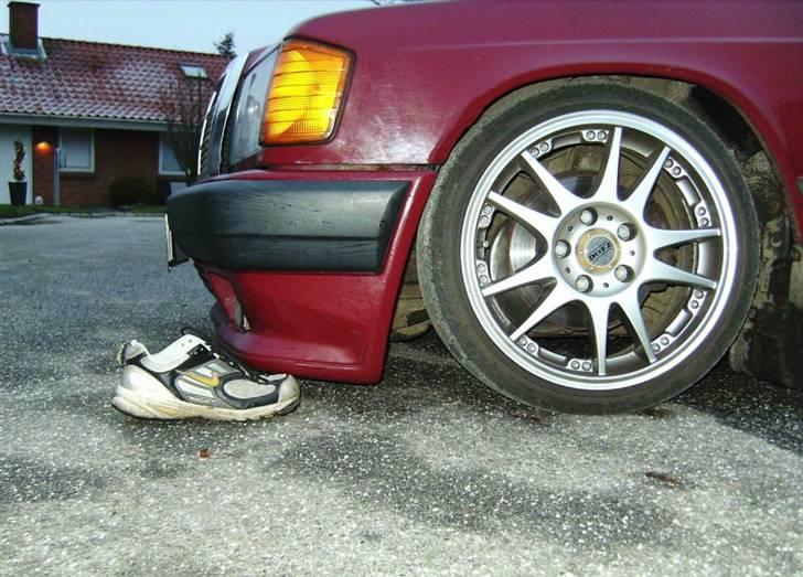 Mercedes Benz  190 D 2,5 (totalskadet) - Samme sko som ligger under Golf´en :) haha... Eller, den kunne så ikke lige komme ind under på den her... billede 14