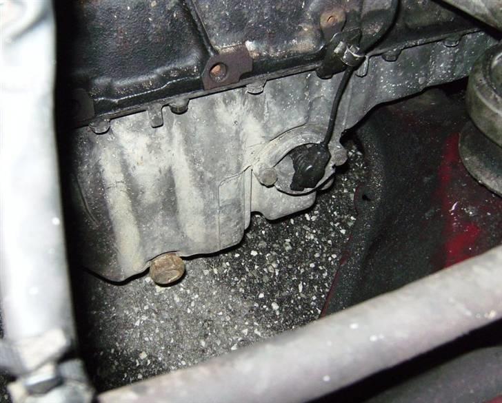 Mercedes Benz  190 D 2,5 (totalskadet) - Det er ikke mange centimeters frigang billede 16