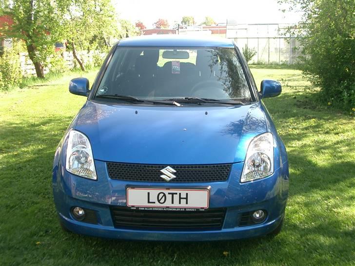 Suzuki Swift 1,3 SOLGT - Min lille blå bil med mine nye nummerplader billede 1