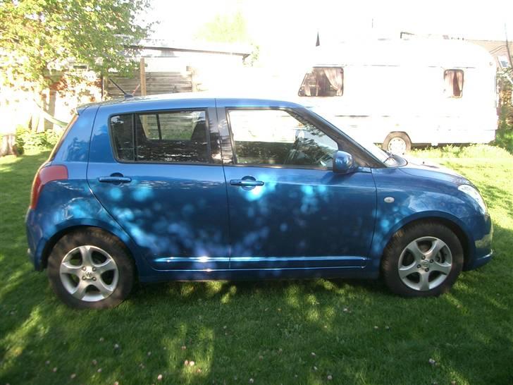 Suzuki Swift 1,3 SOLGT - Hjemme i haven en skøn sommer dag billede 2