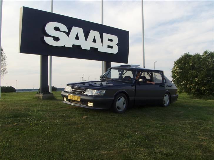 Saab 900 T8 - saab 60 år - indkørslen til fabrikken i Trollhãtten...  billede 13