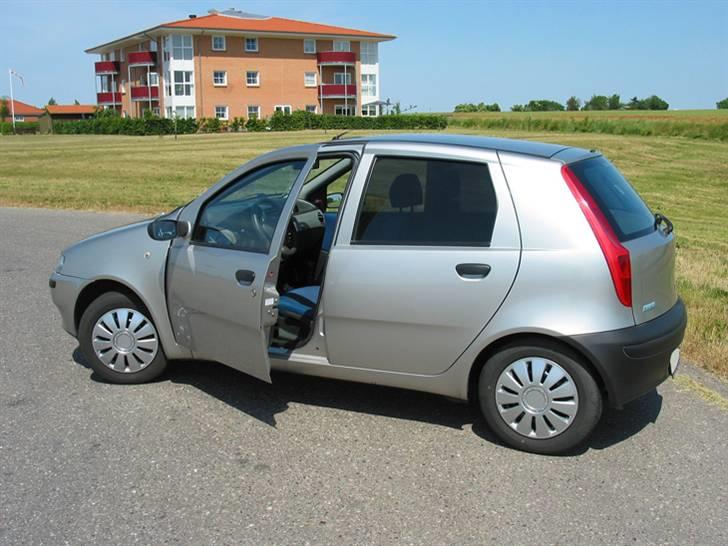 Fiat PUNTO SX 1.2 8V 5 Dørs  - Bilen set skrå bagfra, som i kan se mangler jeg at få udskiftet min bagkofanger til infarvet så hvis nogle har så fang mig lige! billede 20