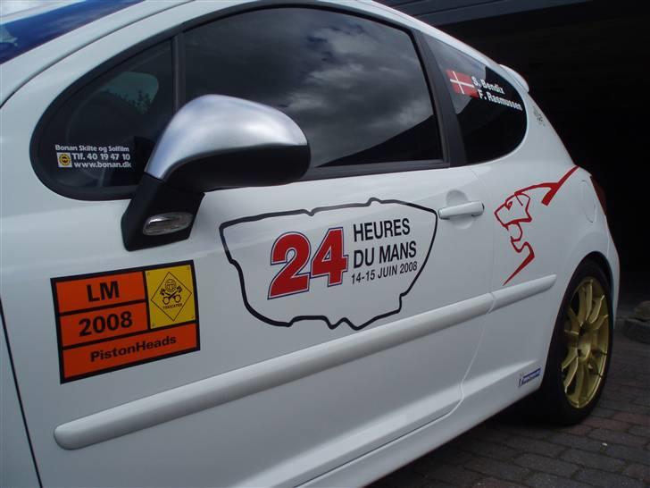 Peugeot - 207 - Da jeg skulle til Le Mans for 6. gang i træk syntes jeg 207´eren skulle dekoreres lidt ;-) billede 1