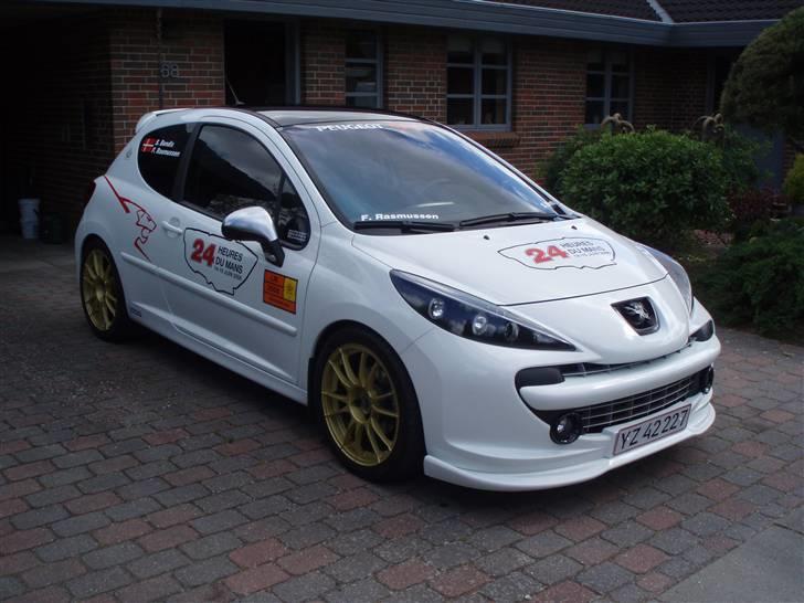 Peugeot - 207 - Da jeg skulle til Le Mans for 6. gang i træk syntes jeg 207´eren skulle dekoreres lidt ;-) billede 2