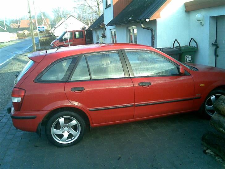 Mazda 323 f bj solgt billede 2