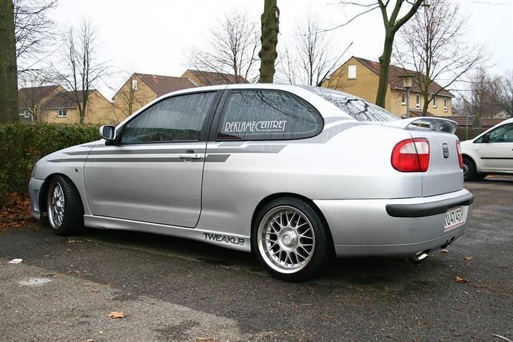 Seat Cordoba TDI Sport "Solgt" - Baglisten stadigvæk sort, ganske godt da en trailer ramte den og havde kostet en omlarkering hvis den var malet billede 4