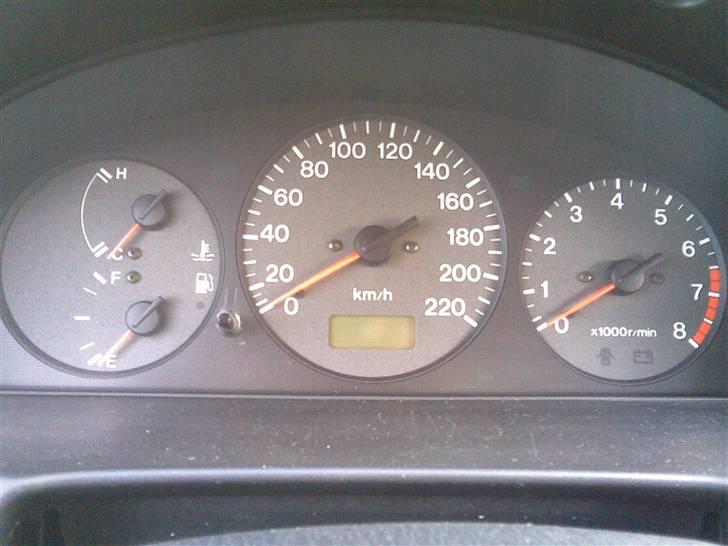 Mazda 323 f bj solgt billede 7