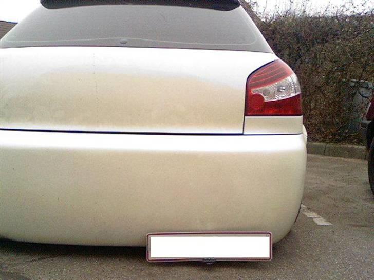 Audi A3 "CLEAN LINE"*SOLGT* - Her er der så et billed af nummerpladen bagpå. Der sidder 3 dioder i bunden, som lyser på nummerpladen, så den skulle være i orden :) billede 13