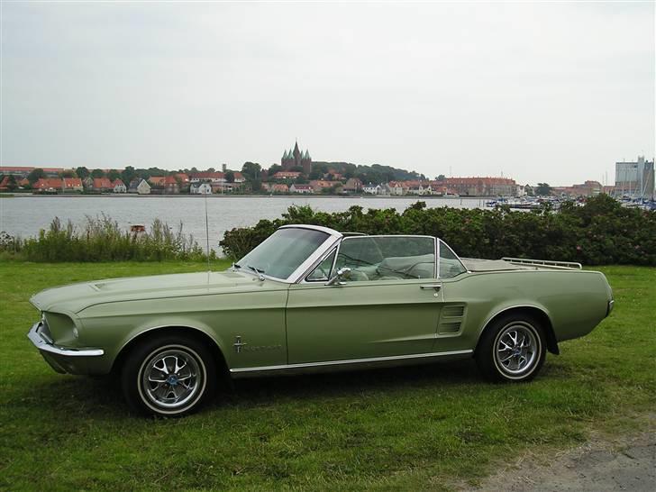 Ford Mustang convertible - Billedet taget med den 5-tårnede kirke i Kalundborg som baggrund billede 4