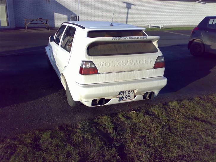 VW Golf 2 vr6 (Solgt) - hmm sådan ser den ud om morgnen det har regnet og man har kørt 30 km i den... virkelig træls det altid er bagenden der bliver mest beskidt. billede 8