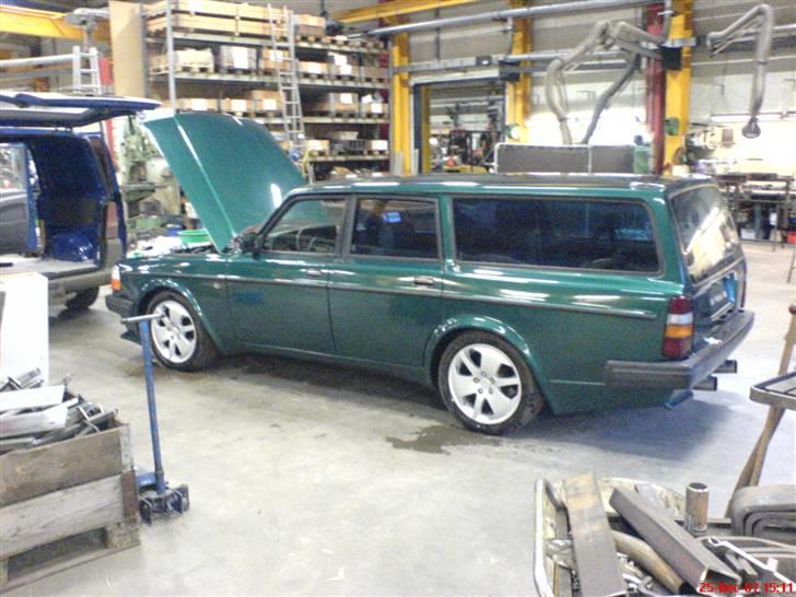 Volvo 245 LS - Som man kan se er yderpanelet og skærmkanter bygget sammen med for og bagspoile billede 9