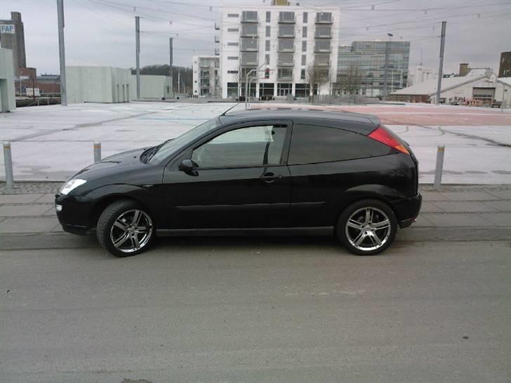 Ford Focus "Solgt" - Forden fra siden! Havnen i baggrunden billede 1