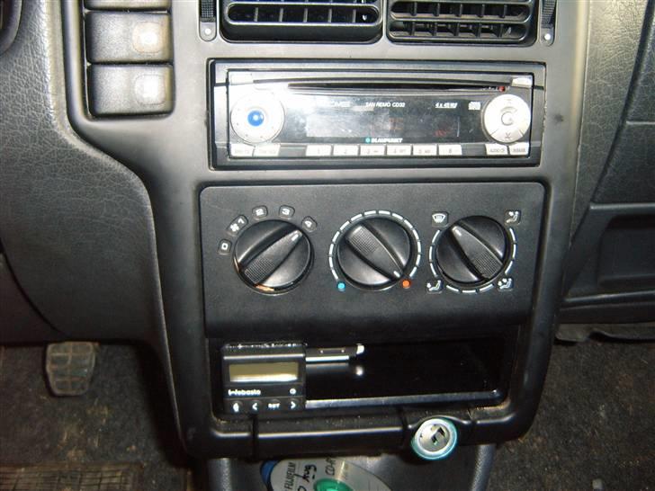 VW polo 6n 16V DØD Solgt   - læg mærke til det lille display som er nede ved rummet under varme termosaten det er til benzsin fyret billede 13