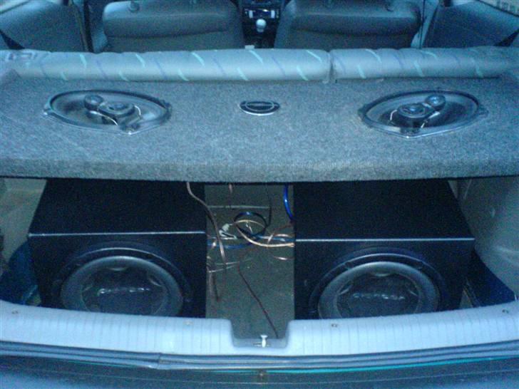 Opel Corsa B "Solgt" - jah lige et billlede af de to basser og højtalerne. forstærkerne sidder inde bagved på ryggen af bagsæderne billede 16